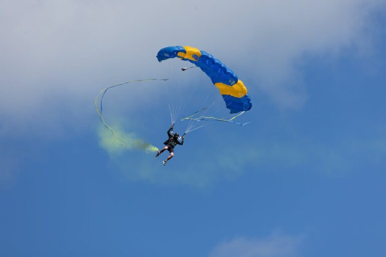 Saut en parachute tandem accessible dès 15 ans avec autorisation parentale