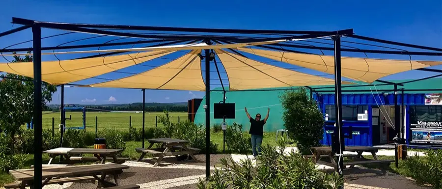 Groupe d'amis en session simulateur de chute libre — idée cadeau anniversaire original