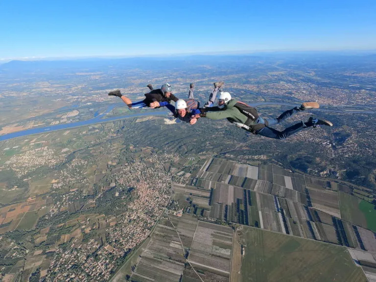 Combien de sauts pour sauter seul en parachute ?