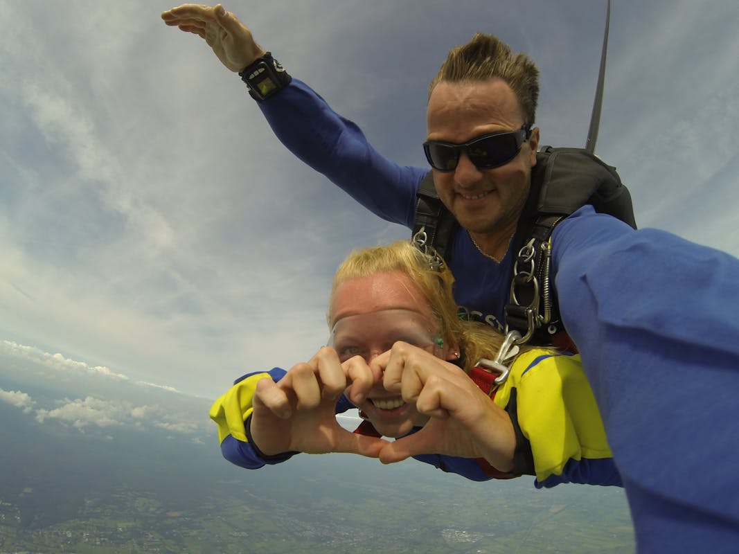 Parachutiste tandem en sortie d'avion — durée d'un saut en parachute à Pujaut dans le Gard