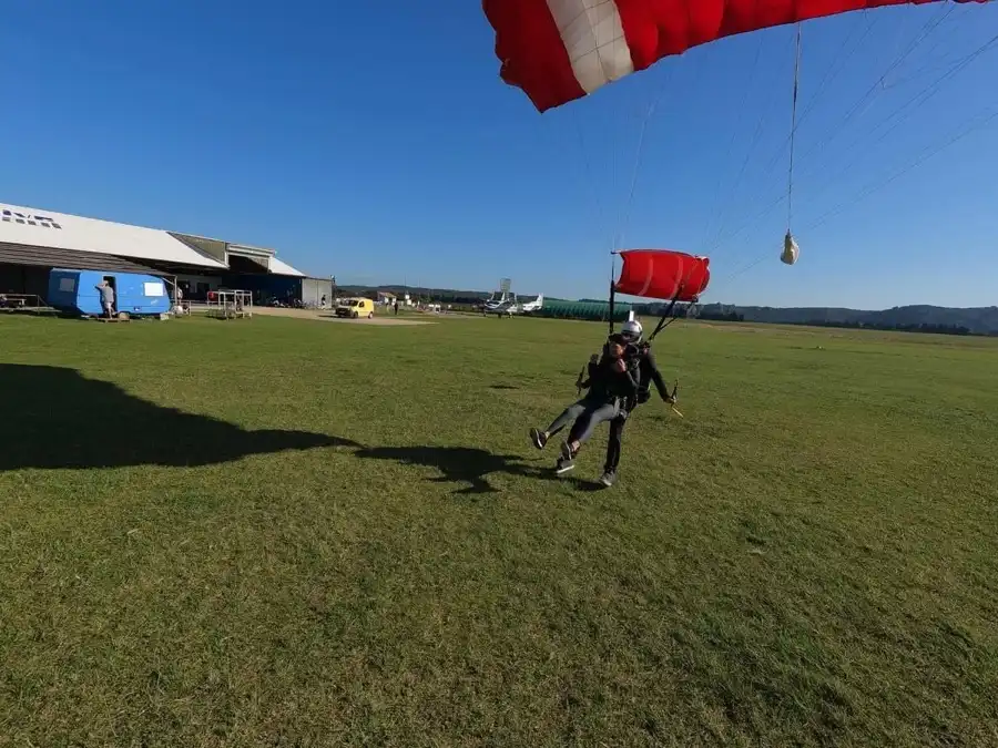 Pliage et rangement d'une voilure de parachute dans son container après le saut