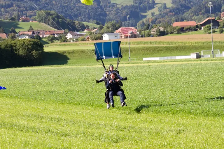 Sangles de contrôle (toggles) permettant de diriger et freiner le parachute sous voile