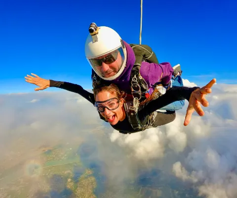Saut en tandem à 4000m depuis l'aérodrome de Pujaut dans le Gard