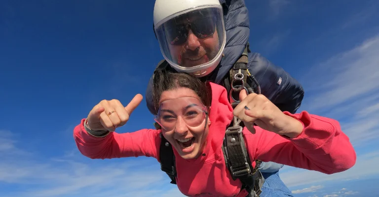 Équipe Volomax préparant un saut en parachute tandem sur l'aérodrome de Pujaut