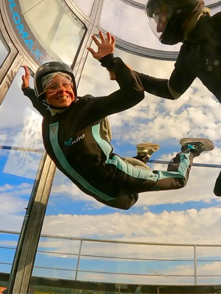 Vol en soufflerie au simulateur de chute libre Volomax, aérodrome de Pujaut