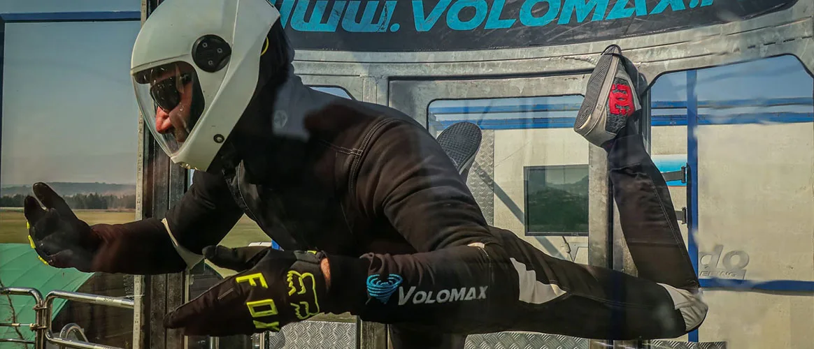 Comparaison entre la soufflerie extérieure Volomax et le saut en parachute tandem à 4 000 m