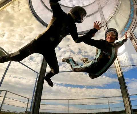 Deux personnes en vol dans la soufflerie Volomax à Pujaut — outdoor skydiving