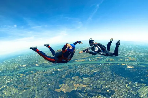 Moniteur Volomax encadrant un élève en stage PAC lors de la chute libre à Pujaut