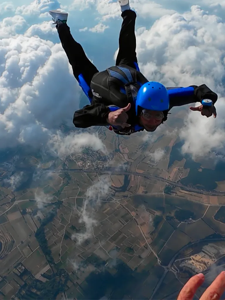 Élève en stage PAC en chute libre à 4 000 m au-dessus de l'aérodrome de Pujaut