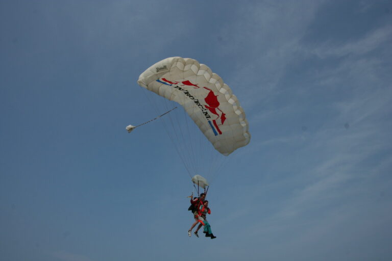 Voilure principale rectangulaire d'un parachute déployée et gonflée en vol