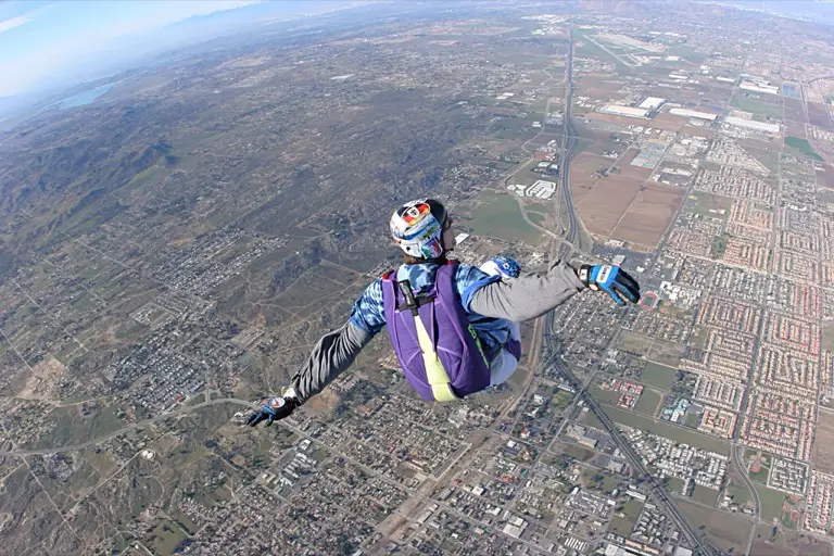 Voilure de secours du parachute — équipement de sécurité obligatoire en France