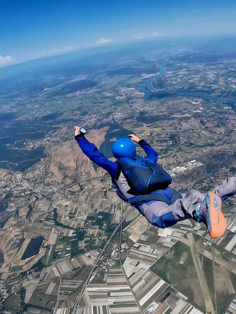 Formation parachutisme à Pujaut : élève en chute libre encadré par un moniteur FFP vers l'autonomie et le Brevet A