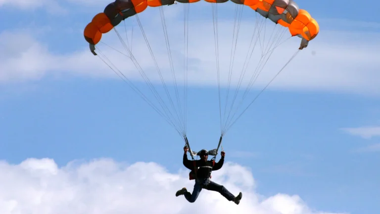 Peut-on faire confiance à un parachute ? Comment les voiles de secours sont conçues et testées